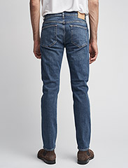 GANT - SLIM GANT JEANS - džinsa bikses ar tievām starām - mid blue worn in - 3