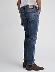 GANT - SLIM GANT JEANS - džinsa bikses ar tievām starām - mid blue worn in - 4