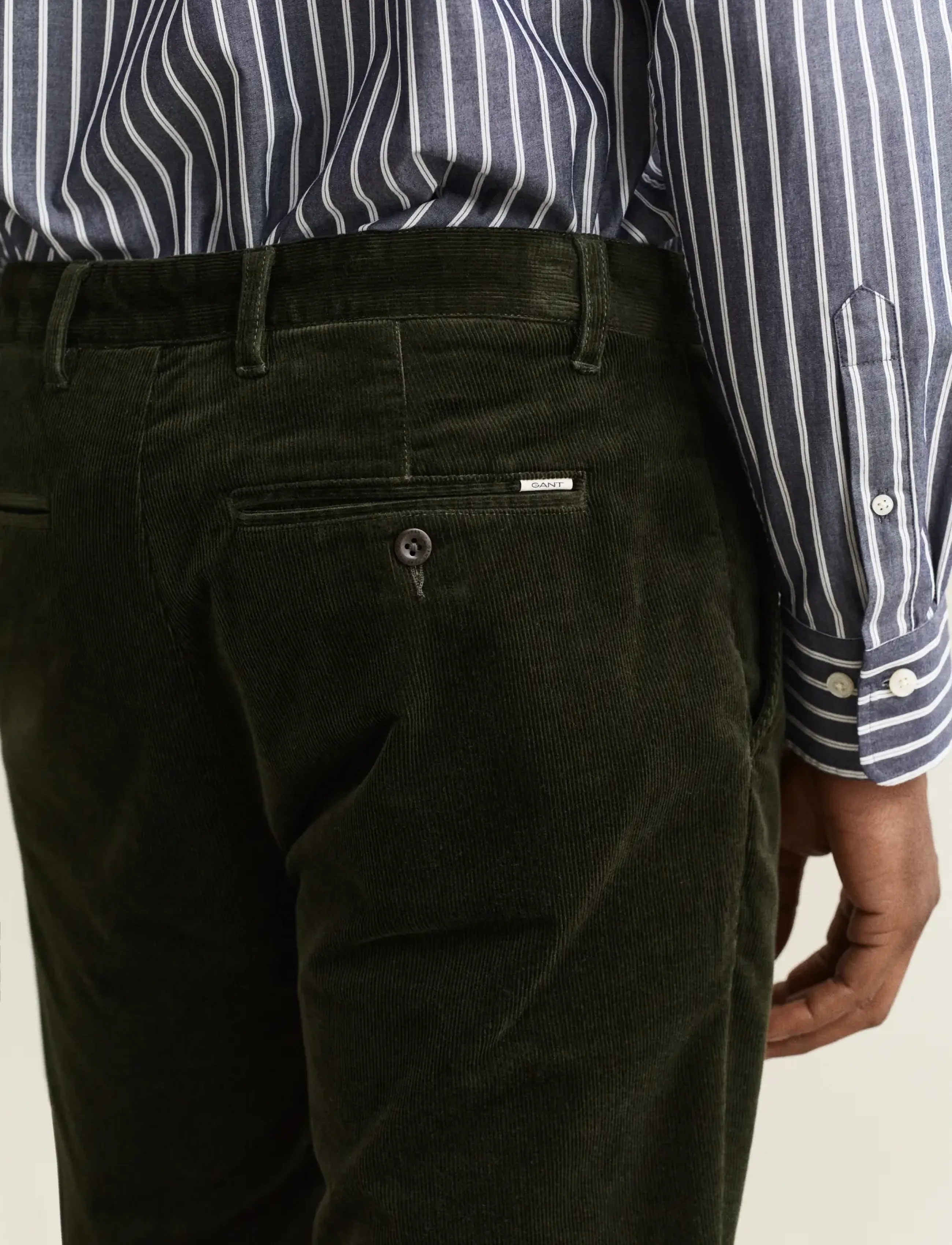 Gant - REGULAR CORD CHINOS - chino-püksid - dark moss green - 4