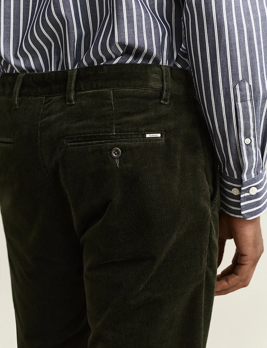 Gant - REGULAR CORD CHINOS - chino-püksid - dark moss green - 4