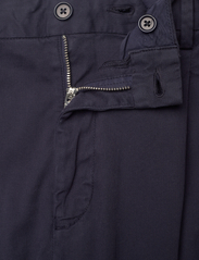 GANT - RELAXED TAPERED COTTON SUIT PANTS - chinosy - evening blue - 3