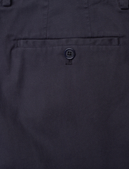 GANT - RELAXED TAPERED COTTON SUIT PANTS - chinosy - evening blue - 4