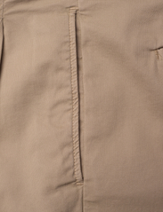 GANT - RELAXED TAPERED COTTON SUIT PANTS - chinot - taupe beige - 2