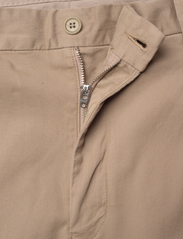 GANT - RELAXED TAPERED COTTON SUIT PANTS - chinot - taupe beige - 3