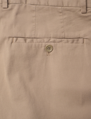 GANT - RELAXED TAPERED COTTON SUIT PANTS - chinot - taupe beige - 4