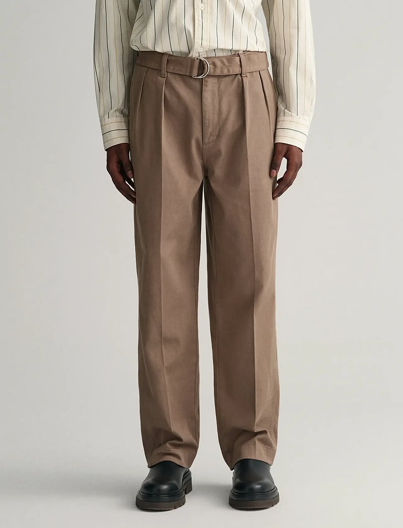 Gant - BELTED PLEAT CHINOS - chino stila bikses - desert brown - 0