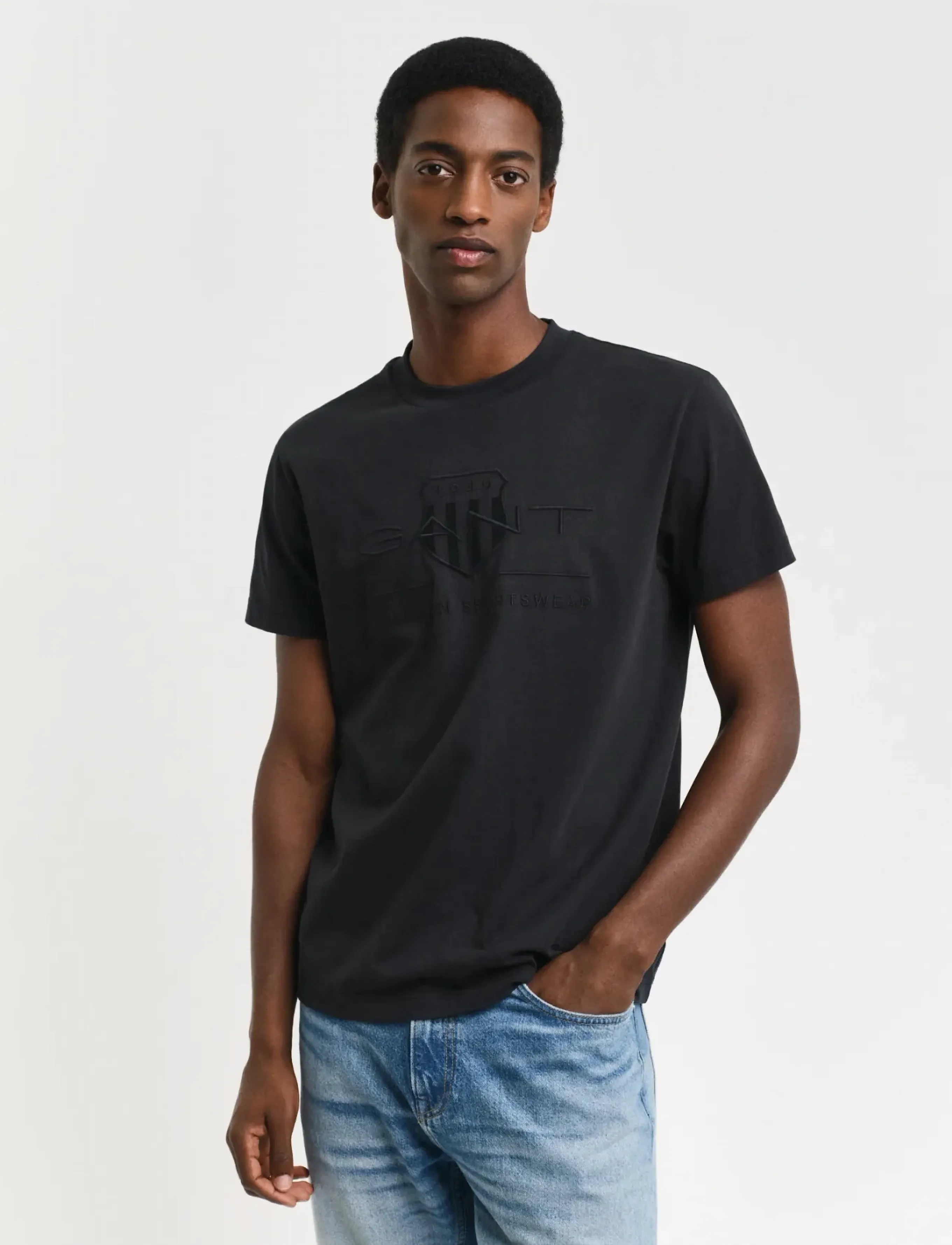 GANT REG TONAL SHIELD SS T-SHIRT - Tøj - BLACK / black