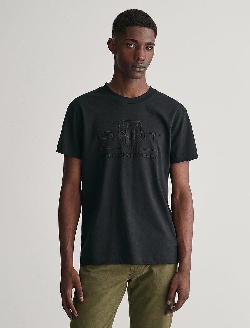 GANT - REG TONAL SHIELD SS T-SHIRT - kortærmede t-shirts - black - 0