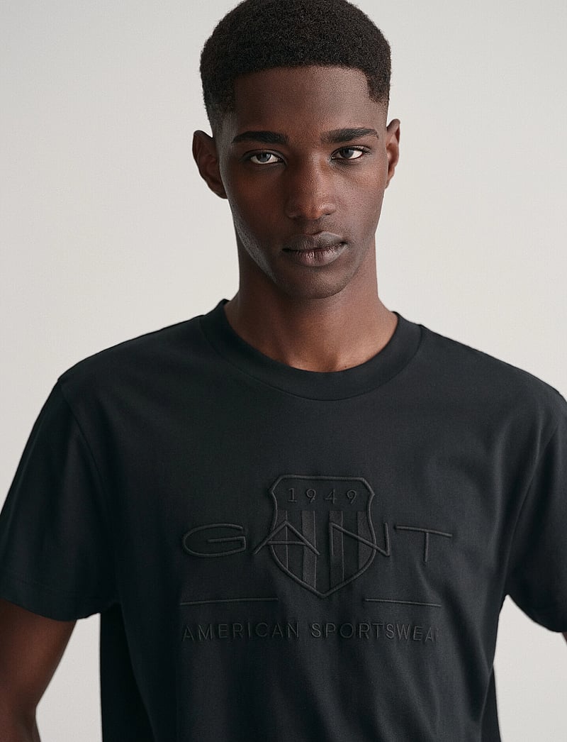 GANT - REG TONAL SHIELD SS T-SHIRT - kortærmede t-shirts - black - 4