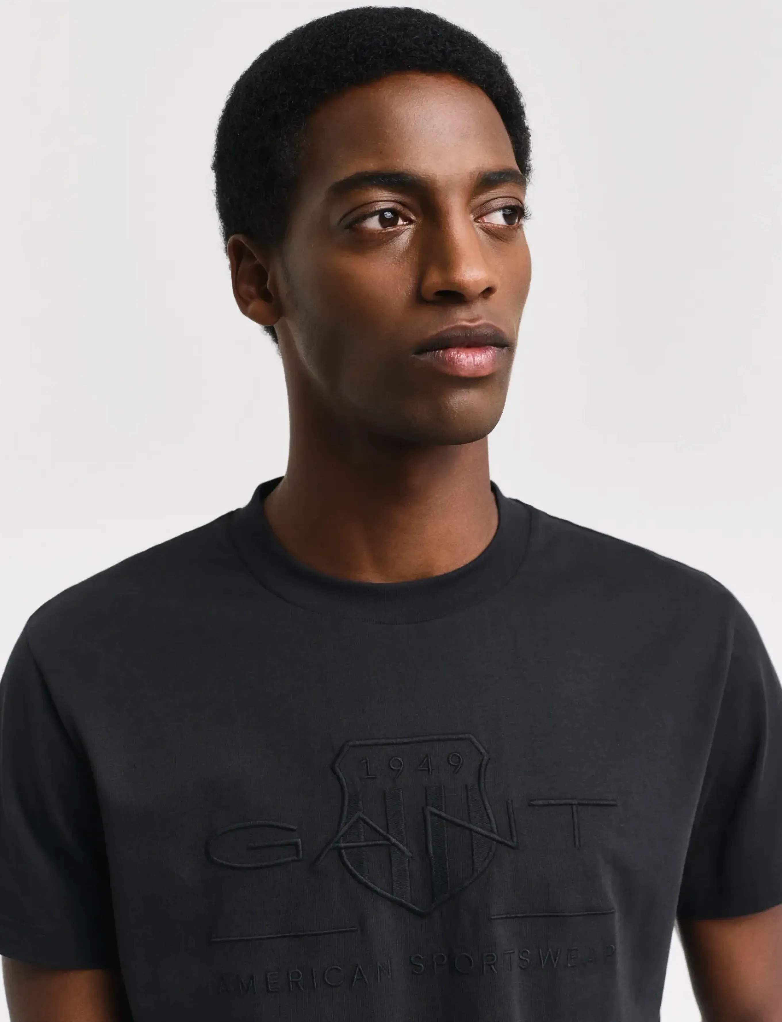 Gant - REG TONAL SHIELD SS T-SHIRT - short-sleeved t-shirts - black - 4