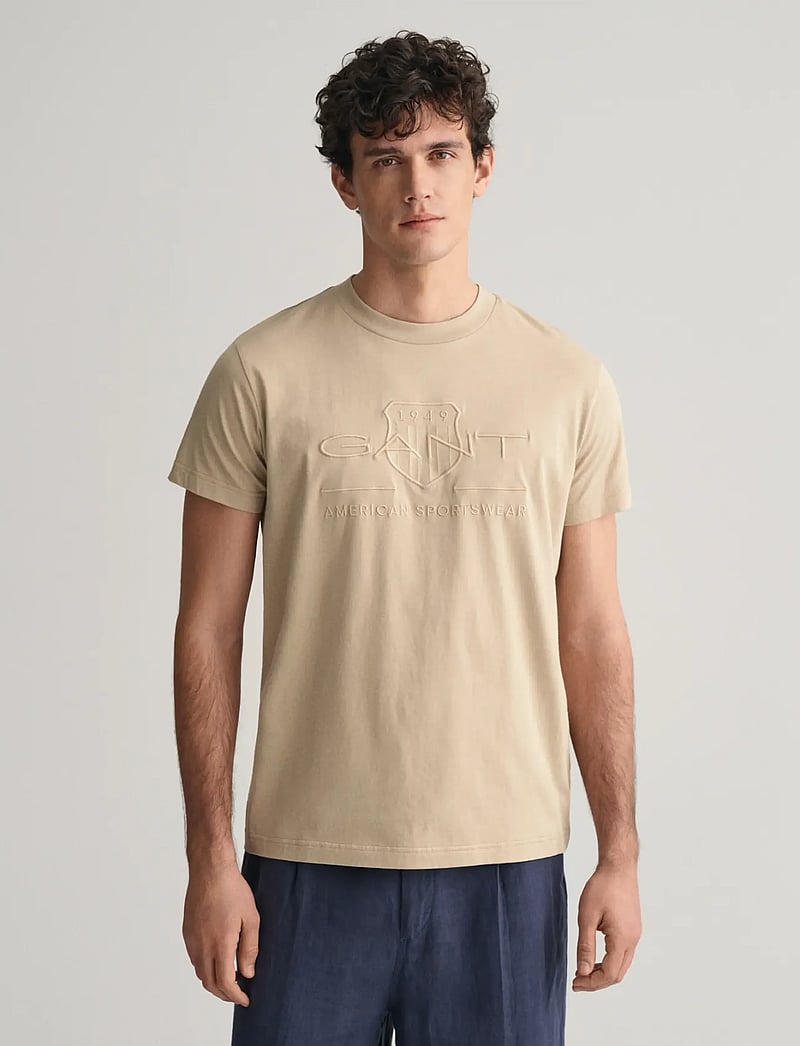 GANT - REG TONAL SHIELD SS T-SHIRT - lühikeste varrukatega t-särgid - concrete beige - 0
