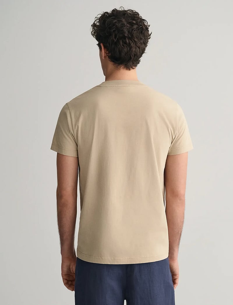 GANT - REG TONAL SHIELD SS T-SHIRT - lühikeste varrukatega t-särgid - concrete beige - 3