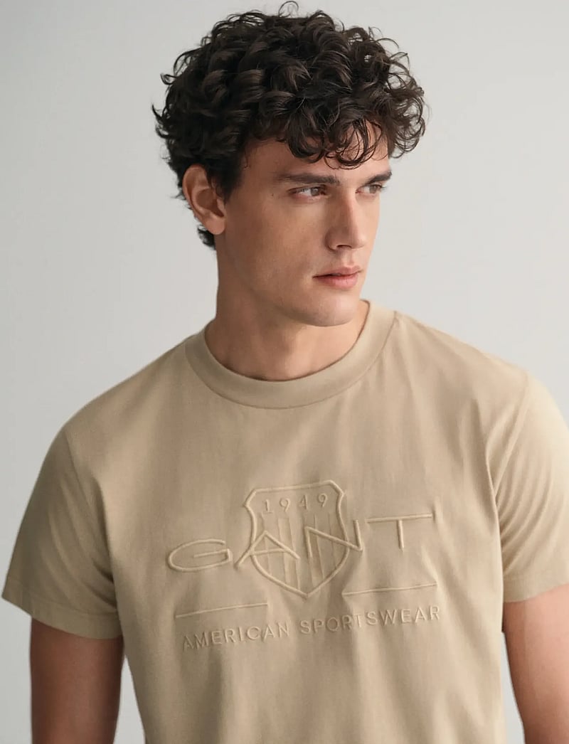 GANT - REG TONAL SHIELD SS T-SHIRT - lühikeste varrukatega t-särgid - concrete beige - 4