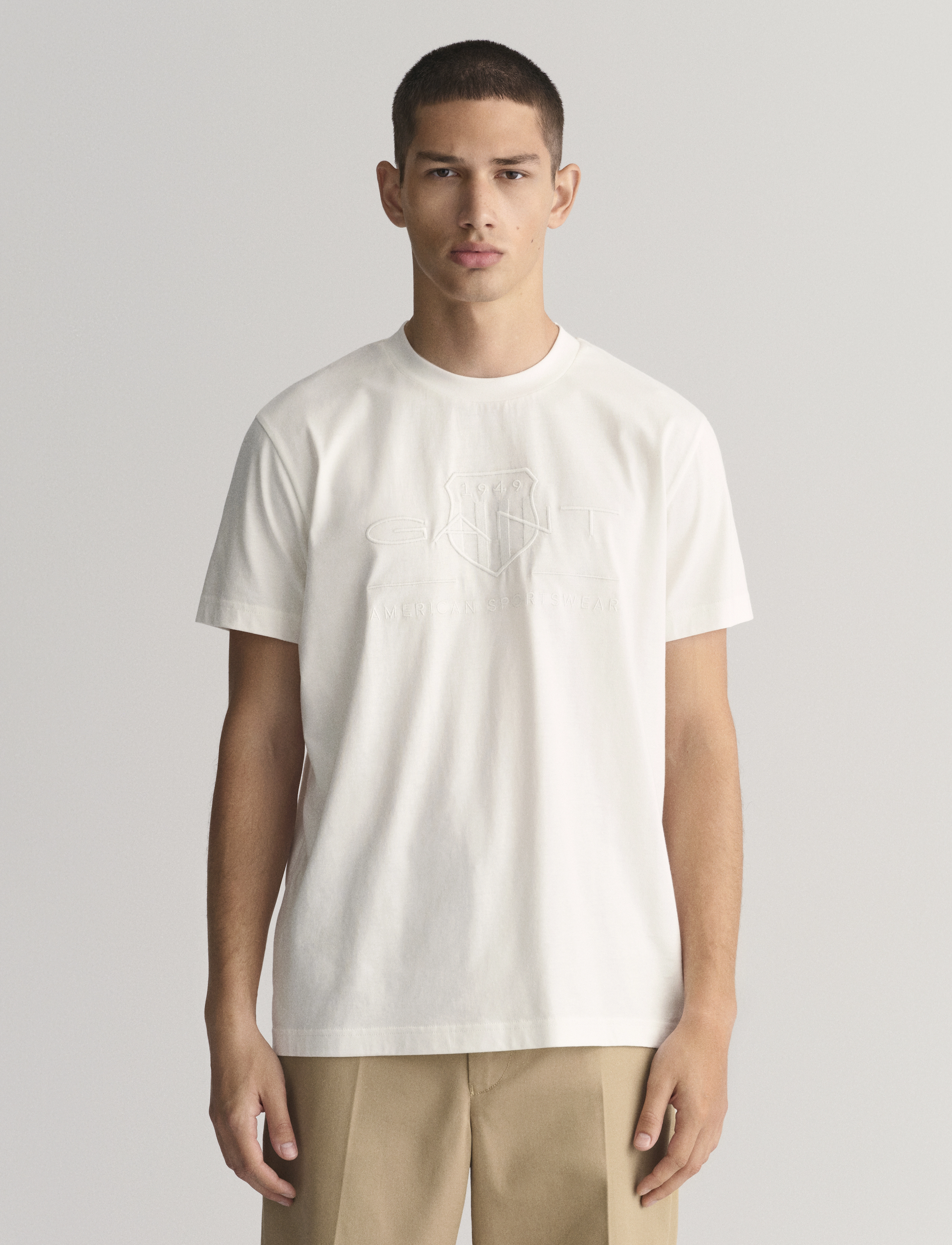 Gant REG TONAL SHIELD SS T-SHIRT - Gant - EGGSHELL / white