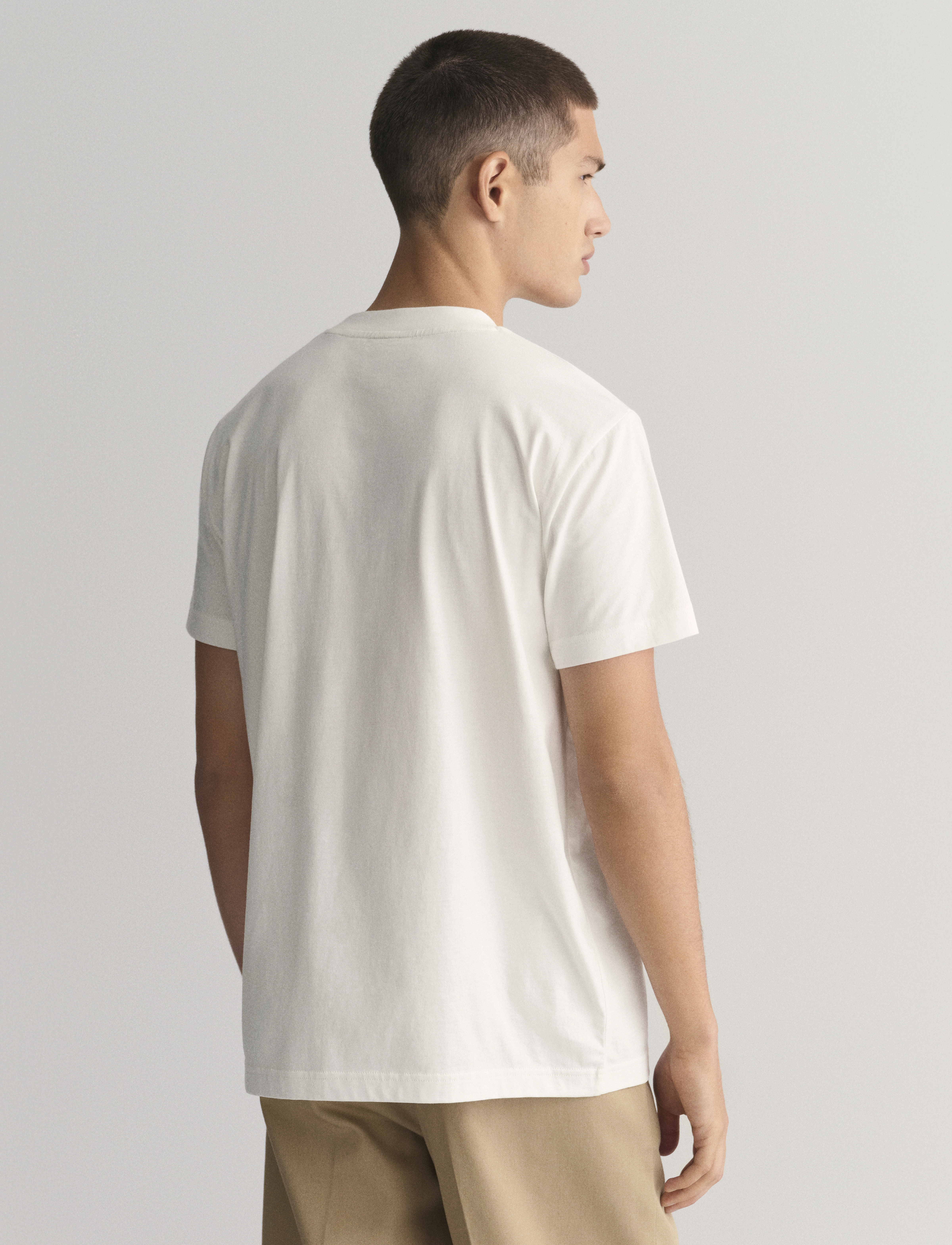 Gant - REG TONAL SHIELD SS T-SHIRT - kortærmede t-shirts - eggshell - 3