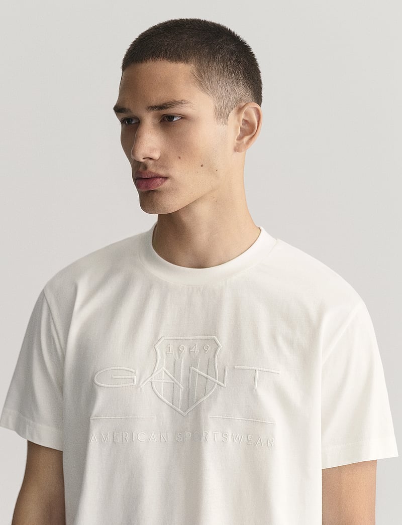 GANT - REG TONAL SHIELD SS T-SHIRT - lühikeste varrukatega t-särgid - eggshell - 4
