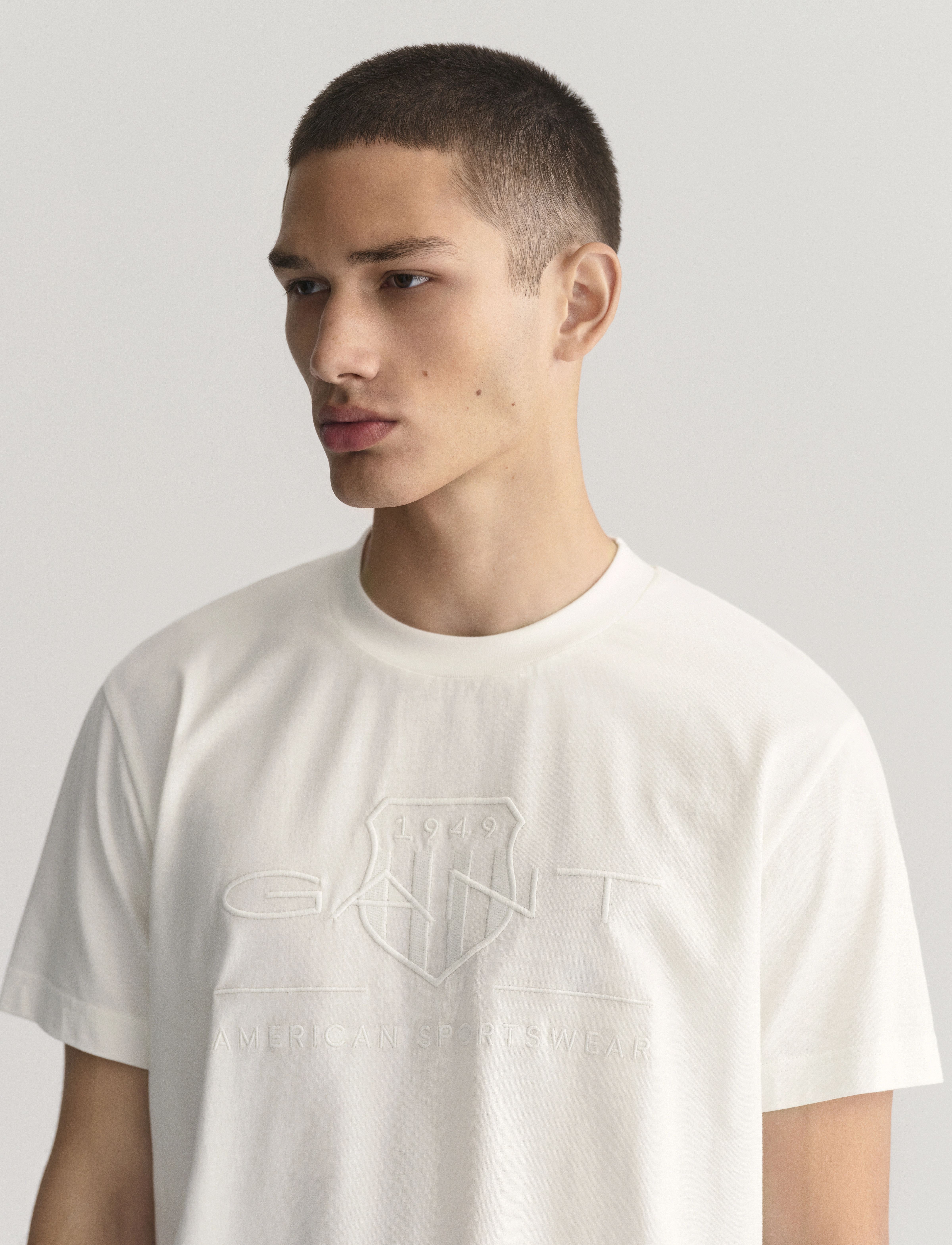 Gant - REG TONAL SHIELD SS T-SHIRT - kortærmede t-shirts - eggshell - 4