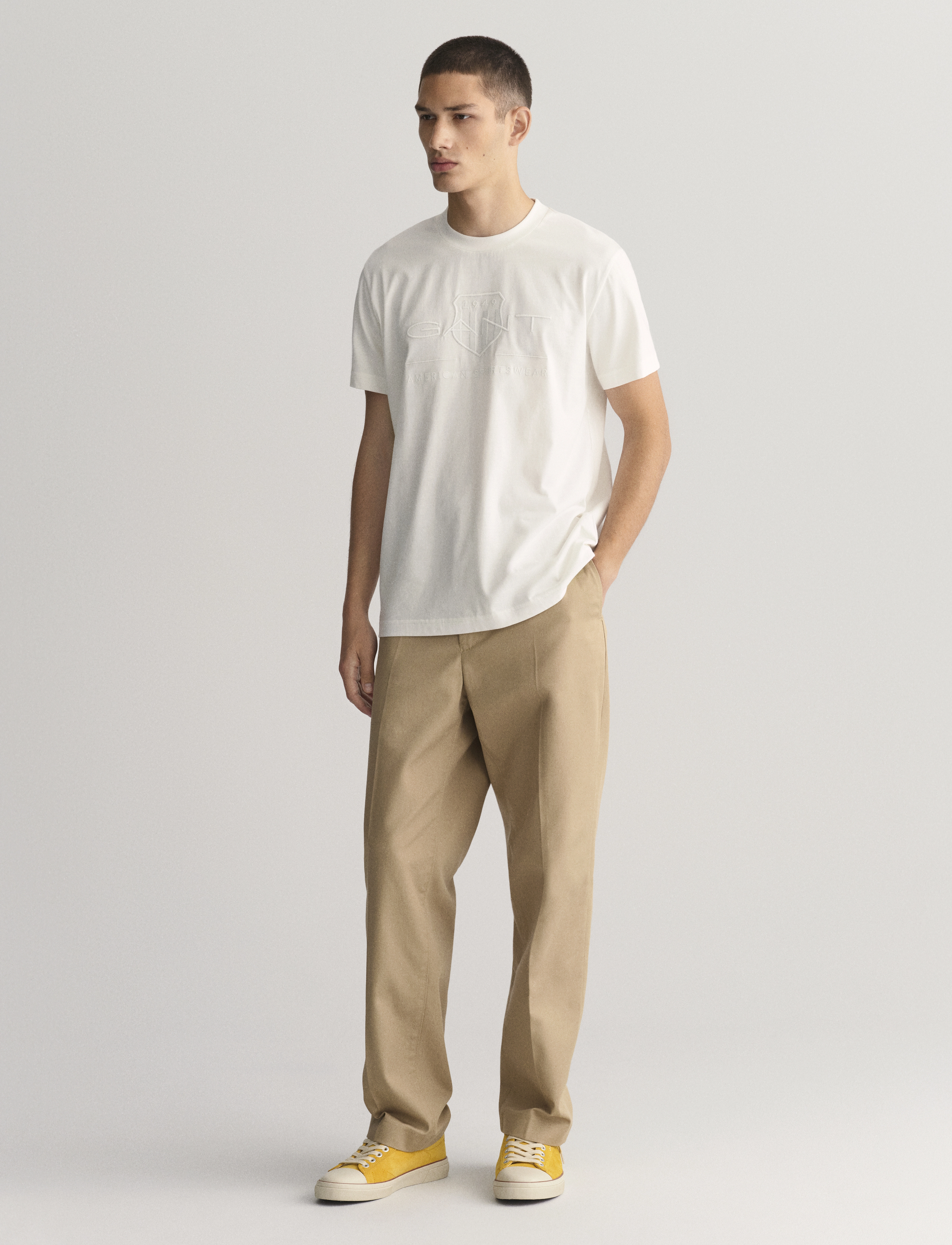 Gant - REG TONAL SHIELD SS T-SHIRT - kortærmede t-shirts - eggshell - 5