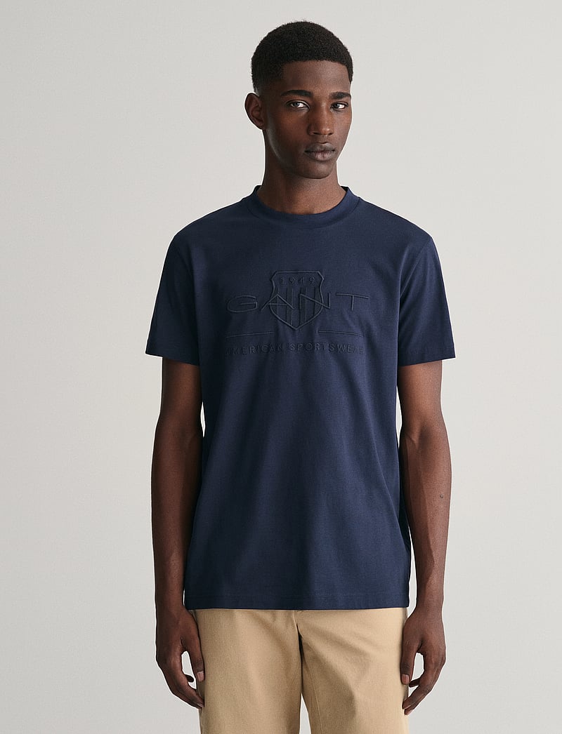 GANT - REG TONAL SHIELD SS T-SHIRT - kortärmade t-shirts - evening blue - 0