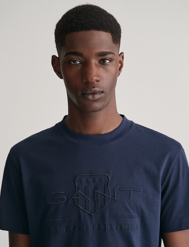 GANT - REG TONAL SHIELD SS T-SHIRT - kortärmade t-shirts - evening blue - 4