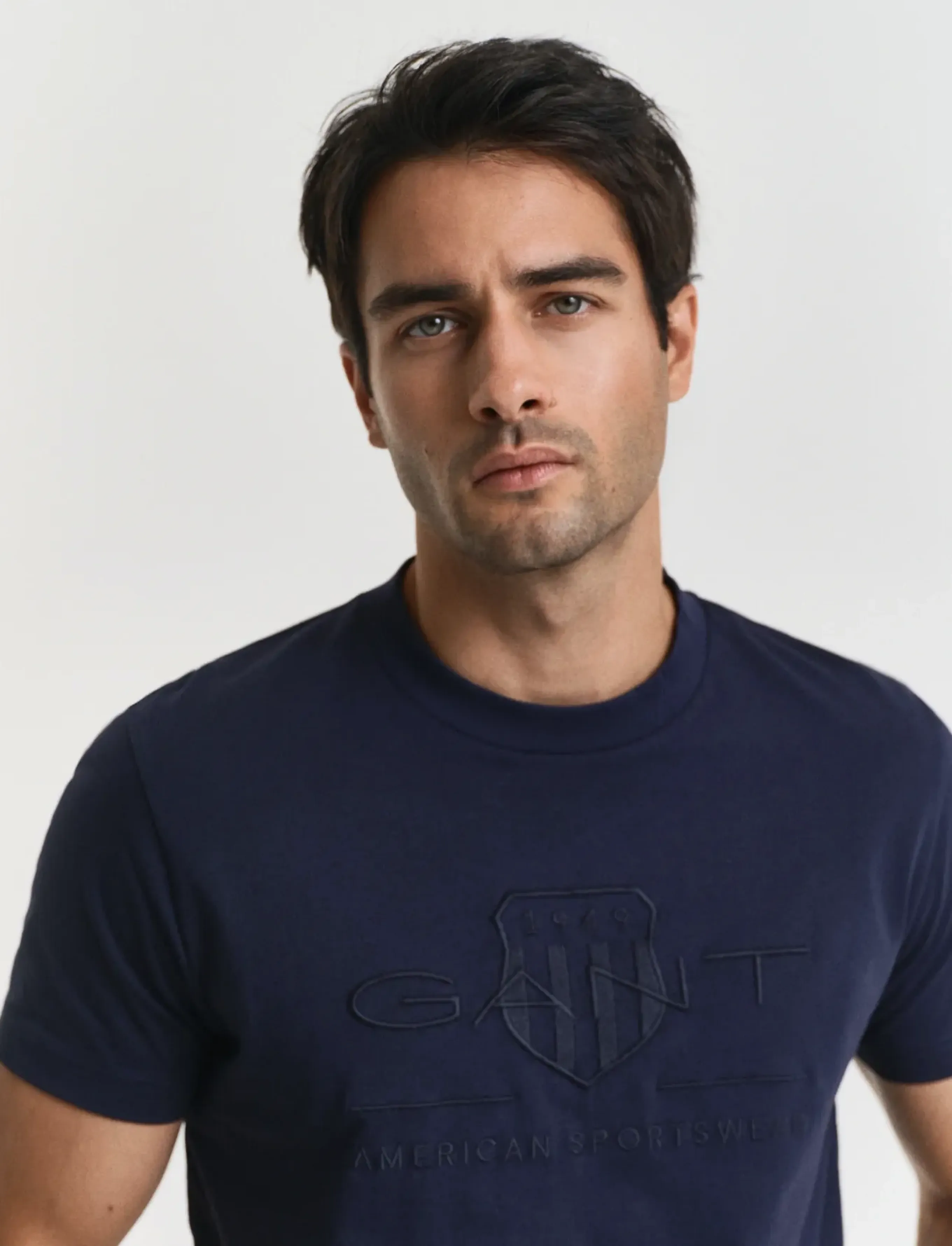 Gant - REG TONAL SHIELD SS T-SHIRT - kortærmede t-shirts - evening blue - 4