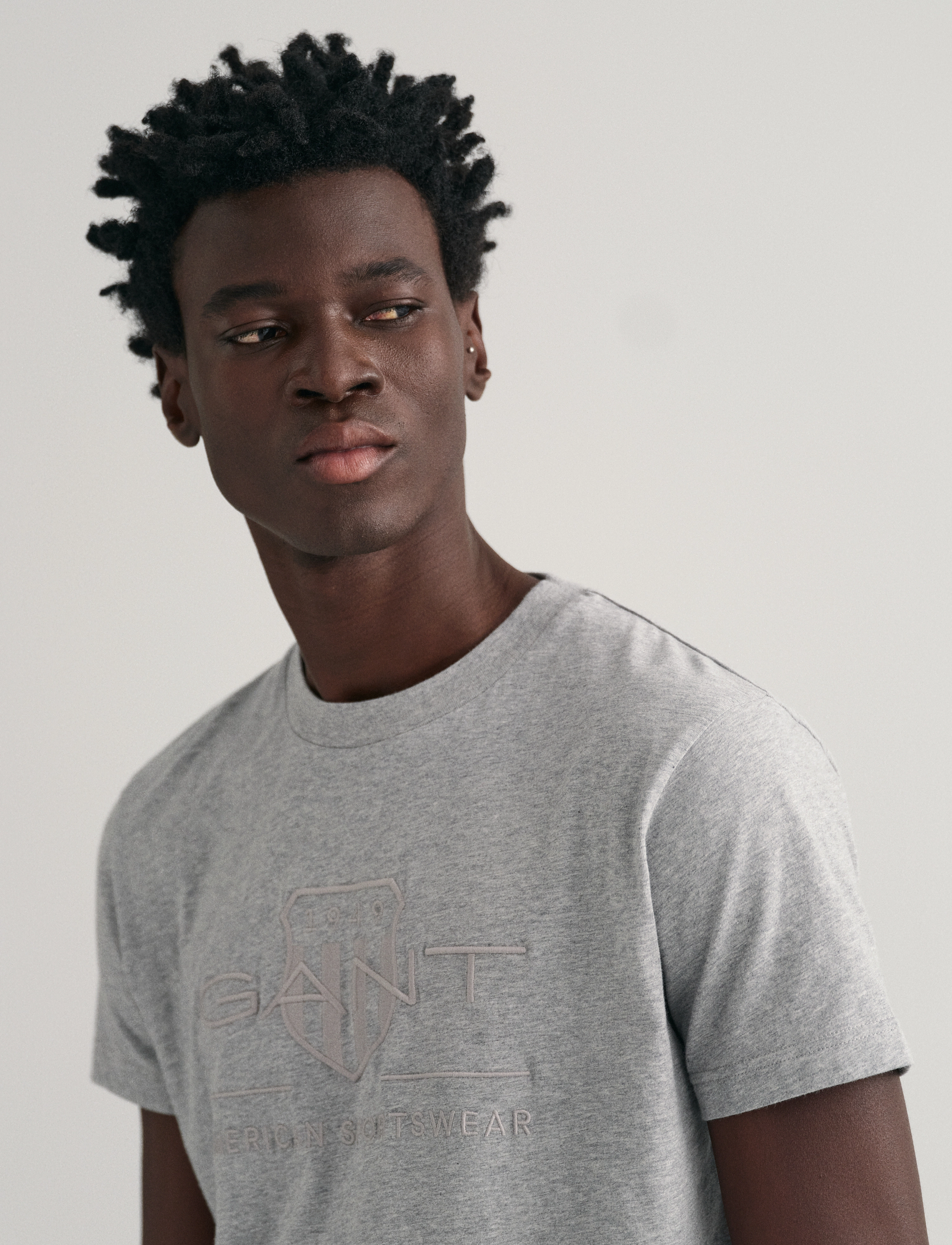 Gant - REG TONAL SHIELD SS T-SHIRT - kortærmede t-shirts - grey melange - 4