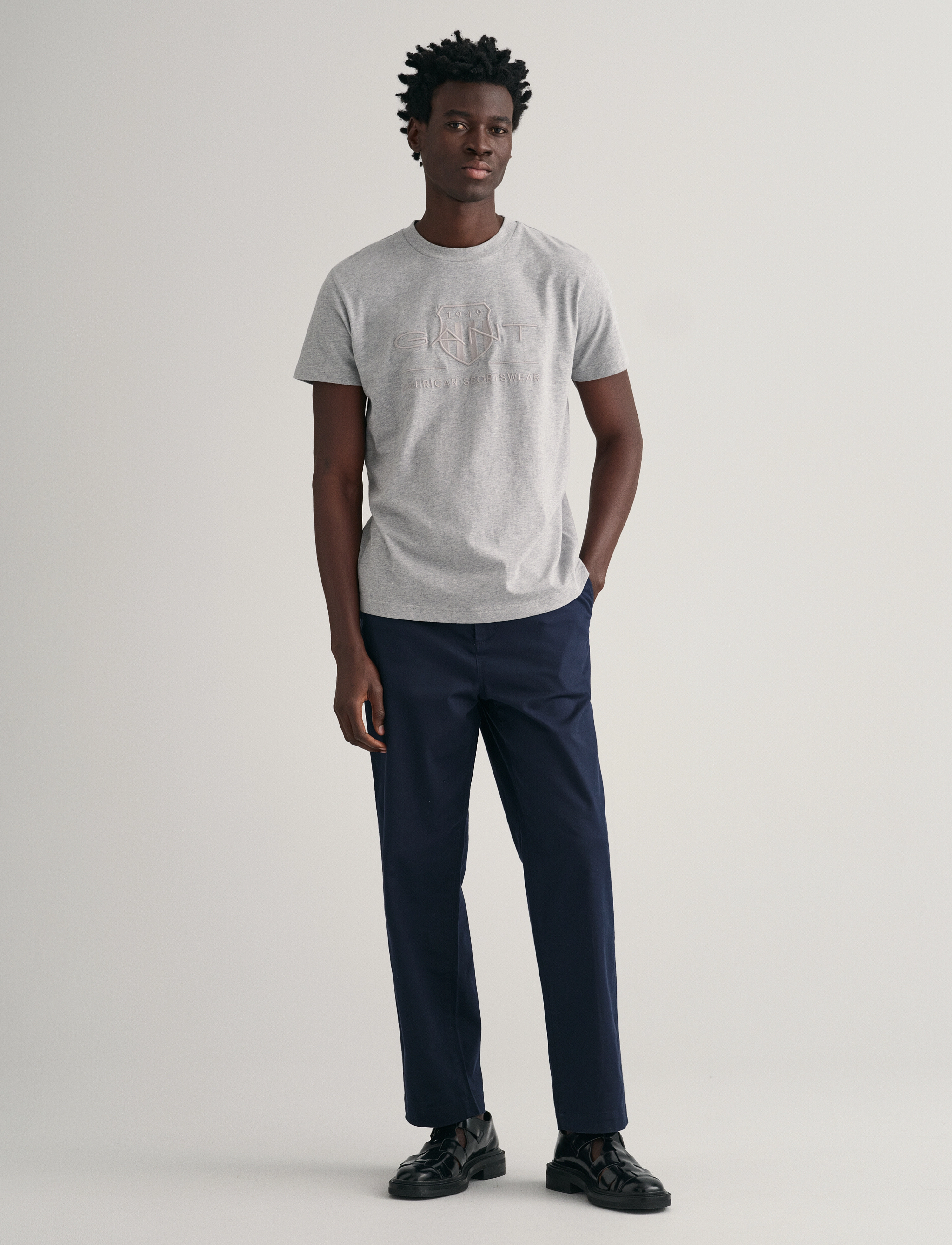 Gant - REG TONAL SHIELD SS T-SHIRT - kortærmede t-shirts - grey melange - 5