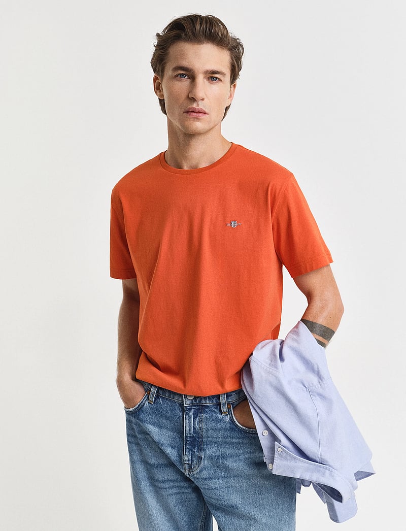 GANT - REG SHIELD SS T-SHIRT - kortärmade t-shirts - deep orange - 0