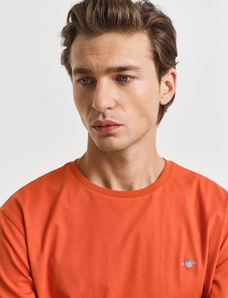 GANT - REG SHIELD SS T-SHIRT - kortärmade t-shirts - deep orange - 4