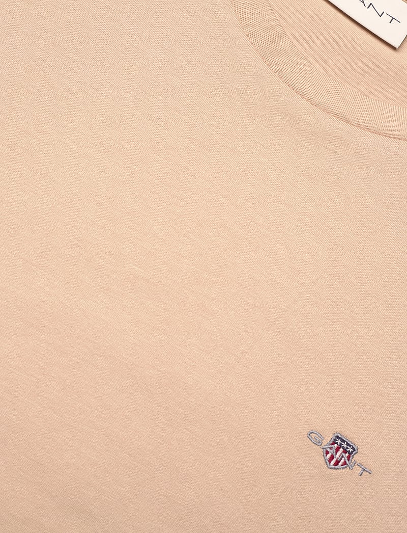 GANT - REG SHIELD SS T-SHIRT - t-shirts - dry sand - 2