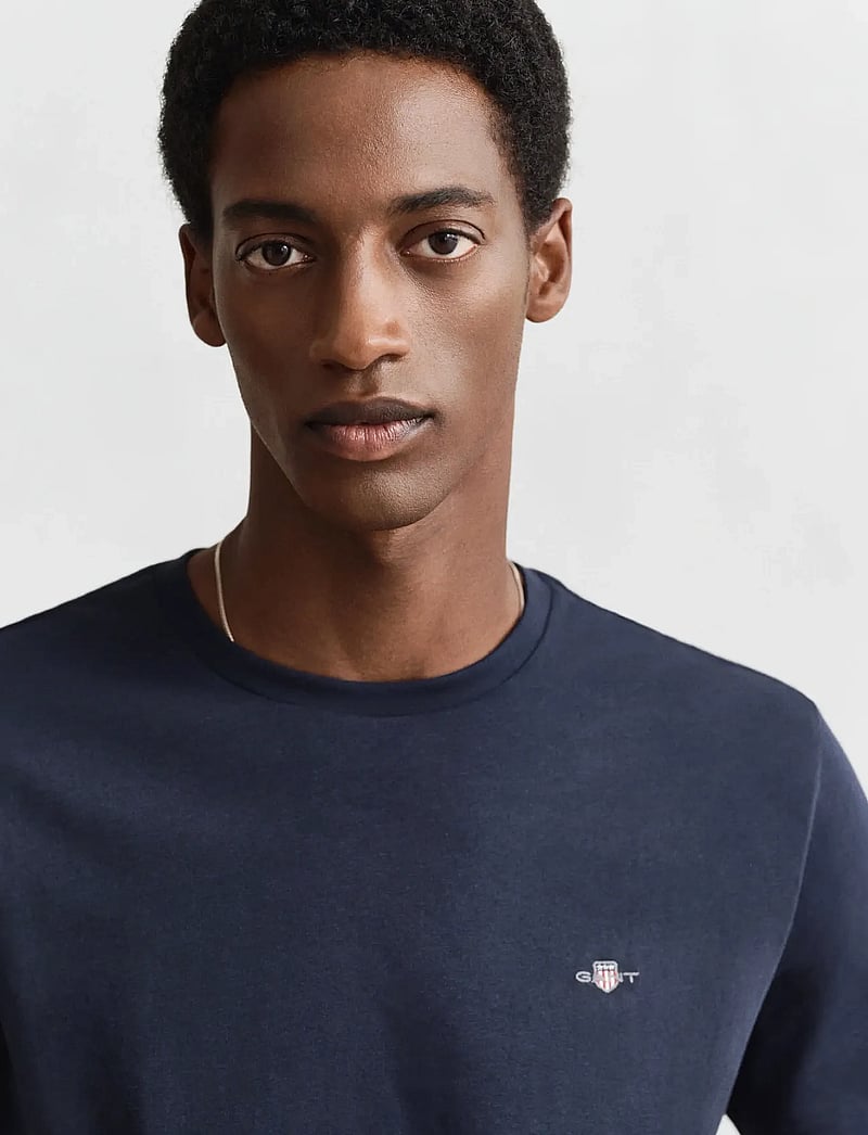 GANT - REG SHIELD SS T-SHIRT - kortærmede t-shirts - evening blue - 4