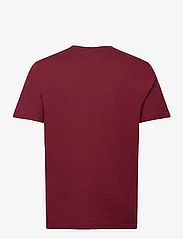 GANT - REG SHIELD SS T-SHIRT - basis-t-skjorter - plumped red - 1