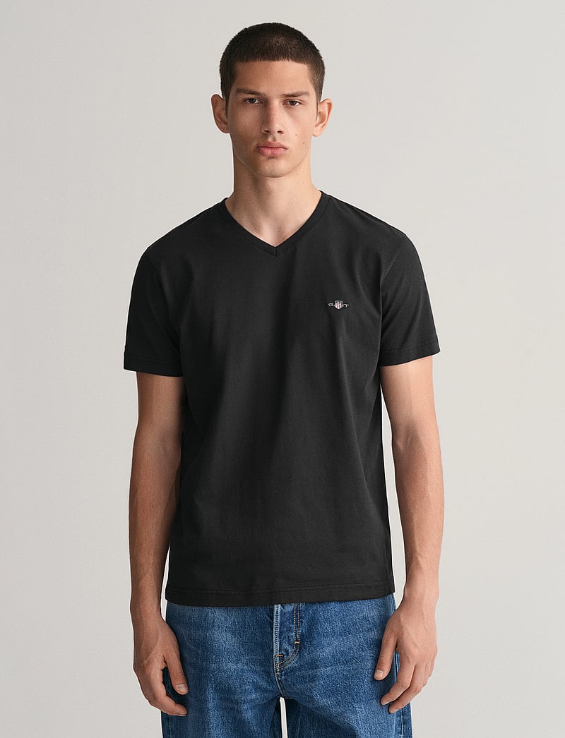GANT - SLIM SHIELD V-NECK T-SHIRT - v-neck t-shirts - black - 0