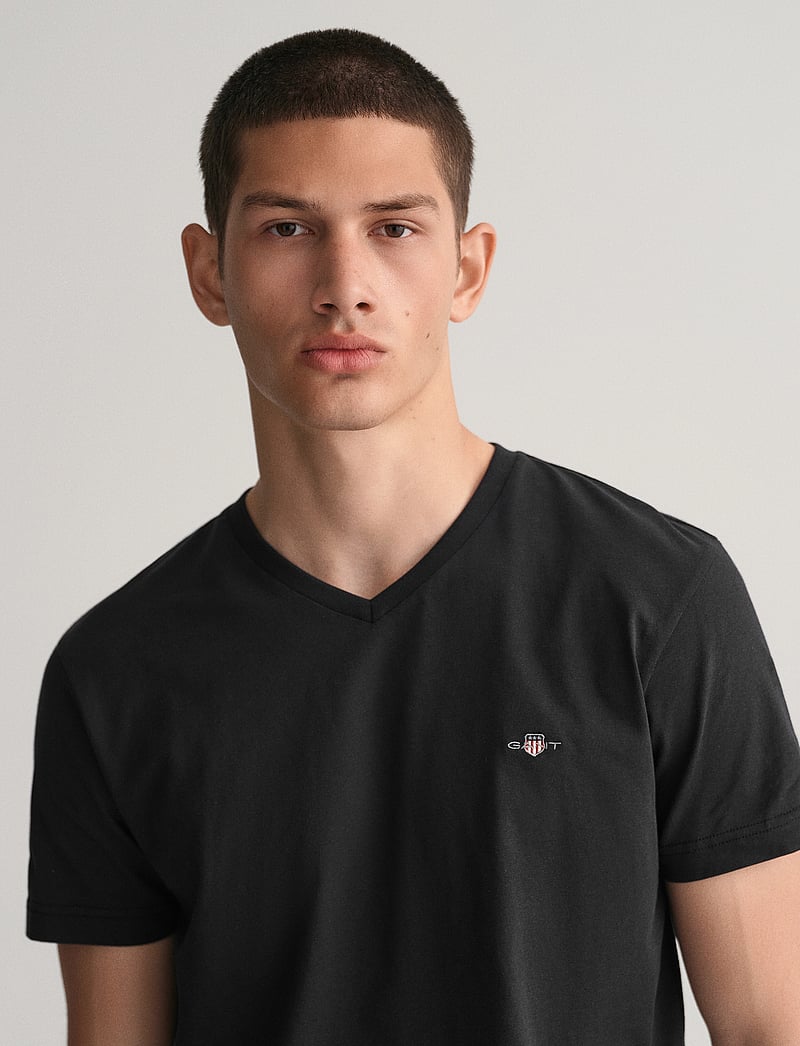 GANT - SLIM SHIELD V-NECK T-SHIRT - v-neck t-shirts - black - 4
