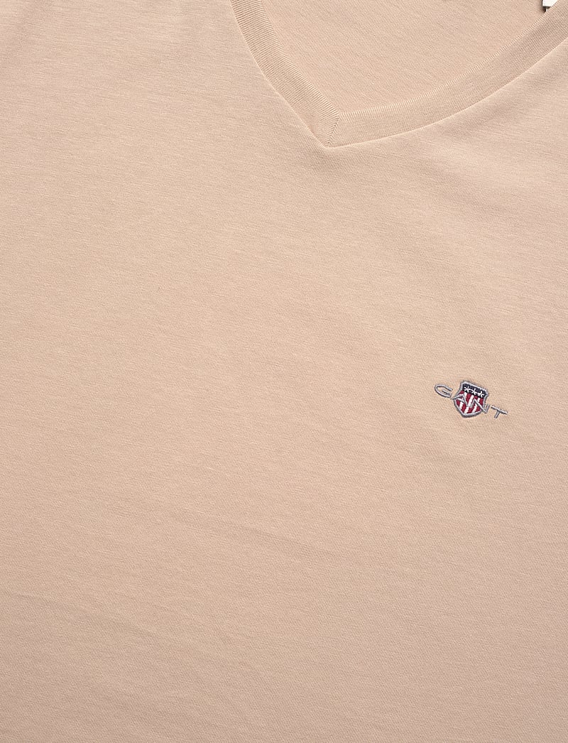 GANT - SLIM SHIELD V-NECK T-SHIRT - v-neck t-shirts - dry sand - 2