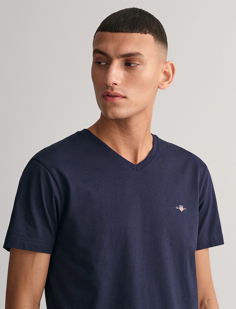 GANT - SLIM SHIELD V-NECK T-SHIRT - v-ringade t-shirts - evening blue - 4