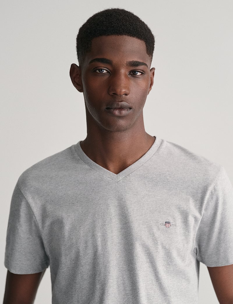 GANT - SLIM SHIELD V-NECK T-SHIRT - v-ringade t-shirts - grey melange - 4
