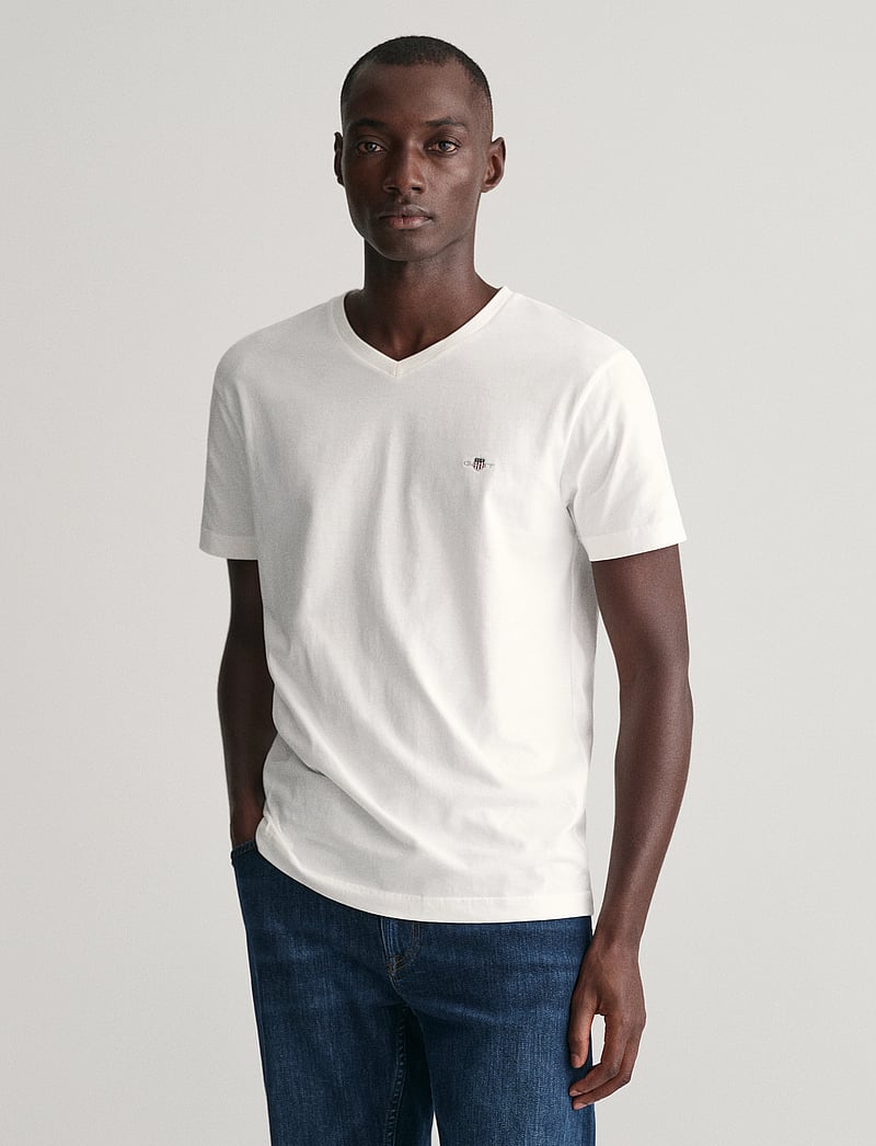 GANT - SLIM SHIELD V-NECK T-SHIRT - v-ringade t-shirts - white - 0