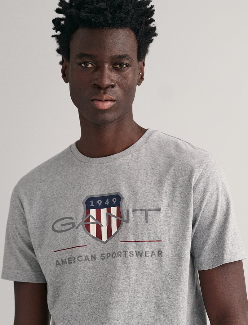 GANT - REG ARCHIVE SHIELD SS T-SHIRT - kortärmade t-shirts - grey melange - 4