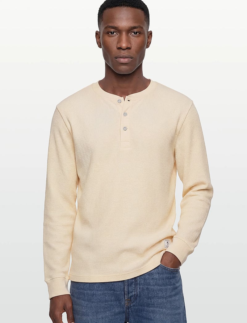 Gant - WASHED WAFFLE HENLEY - langærmede t-shirts - creamed white - 3