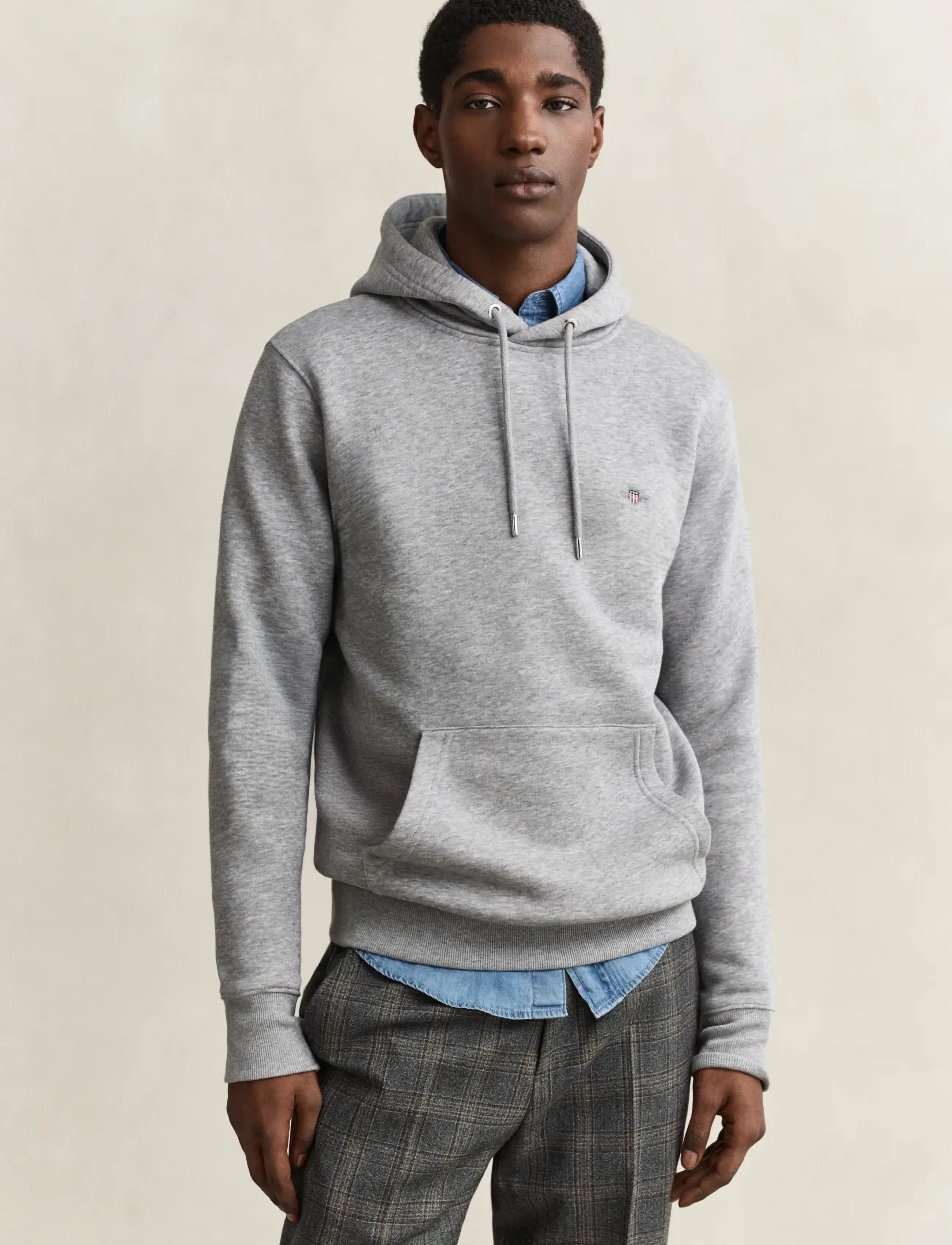 Sweatshirt med huva och grå sköld 7
