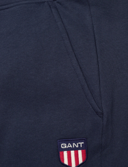 GANT - RETRO SHIELD LOGO SWEAT PANTS - sweatpants & joggingbukser - marine - 2