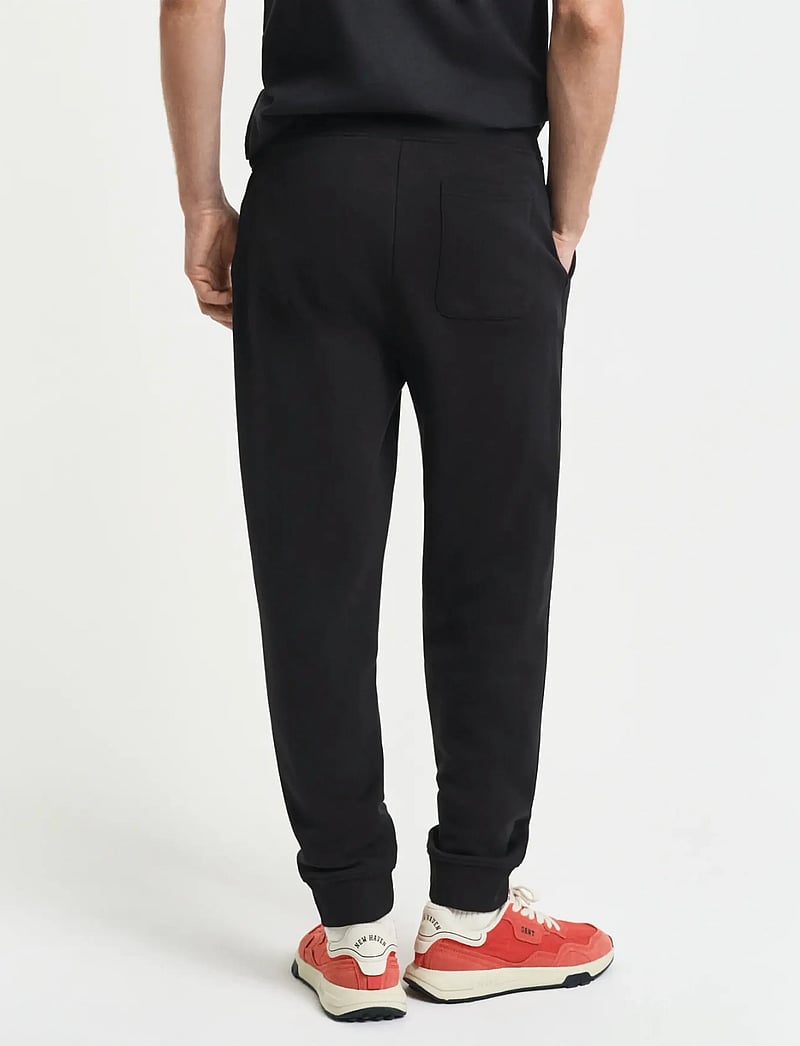 GANT - REG SHIELD SWEATPANTS - shoppa efter tillfälle - black - 3