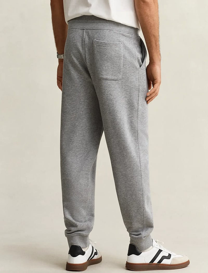 GANT - REG SHIELD SWEATPANTS - shop efter anledning - grey melange - 3