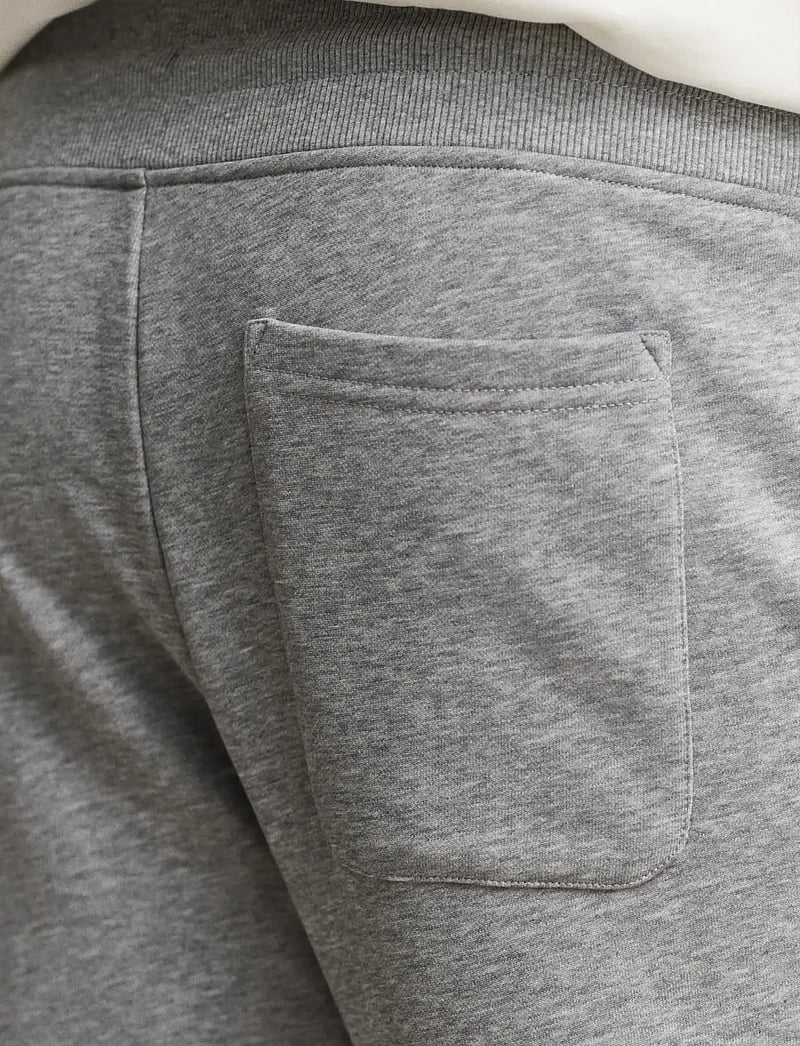 GANT - REG SHIELD SWEATPANTS - shop efter anledning - grey melange - 4