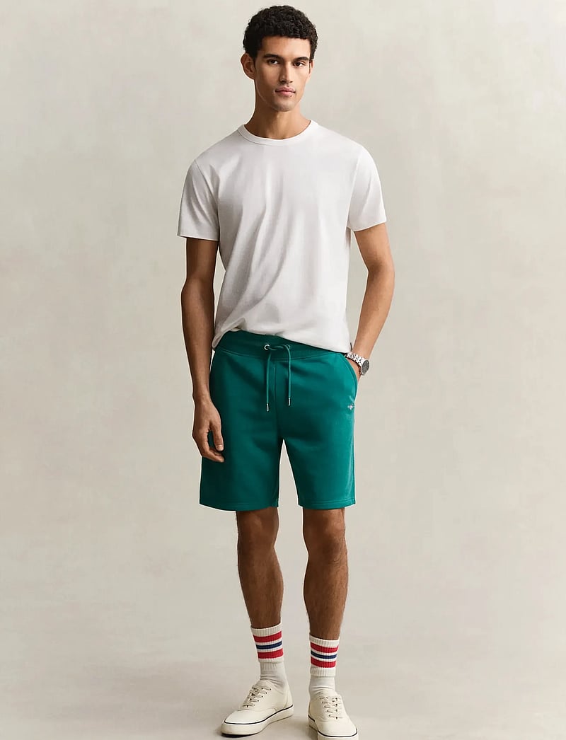 GANT - REG SHIELD SWEAT SHORTS - sweatshorts - dry herb green - 0