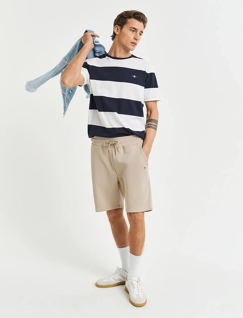 GANT - REG SHIELD SWEAT SHORTS - sweatshorts - dry sand - 5