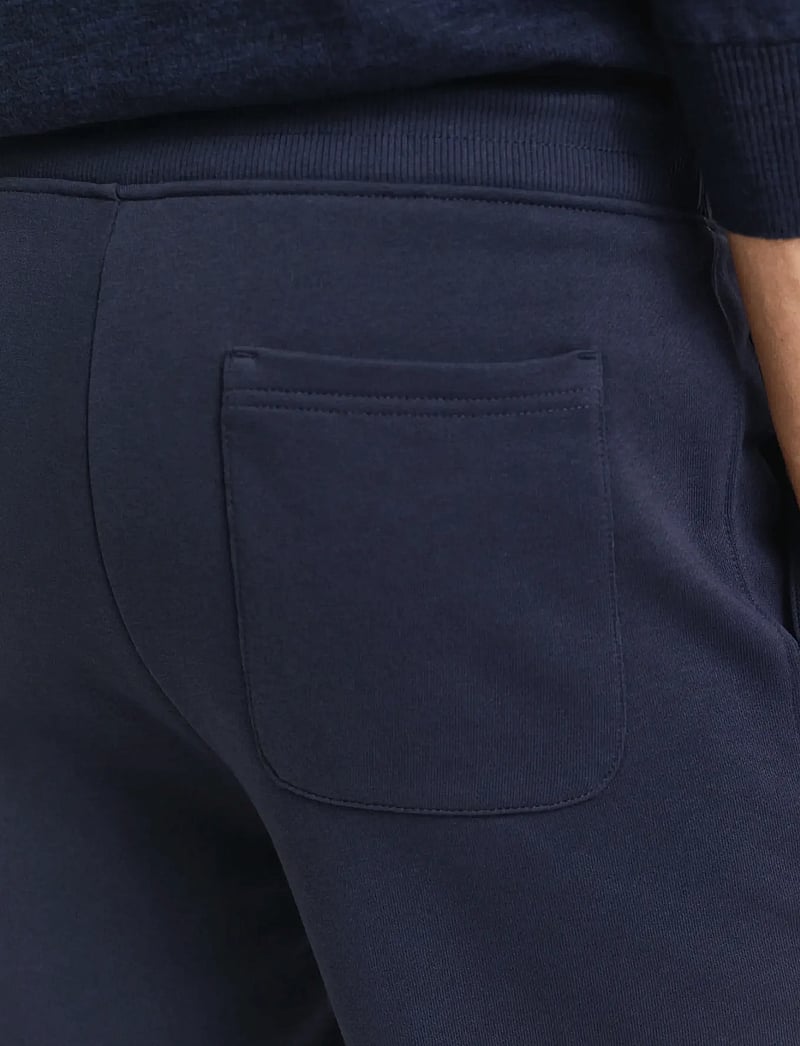 GANT - REG SHIELD SWEAT SHORTS - sporta šorti - evening blue - 4