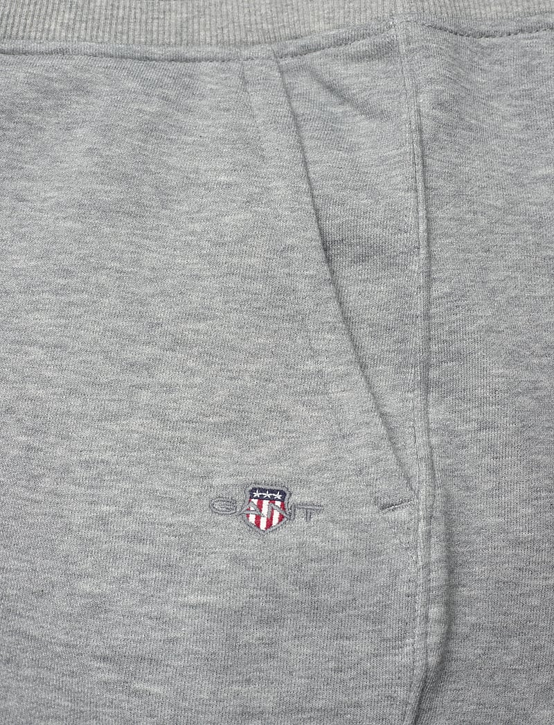 GANT - REG SHIELD SWEAT SHORTS - lühikesed dressipüksid - grey melange - 2