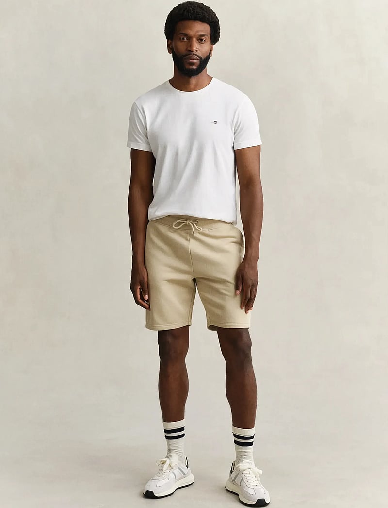 GANT - REG SHIELD SWEAT SHORTS - sweatshorts - oat beige - 0